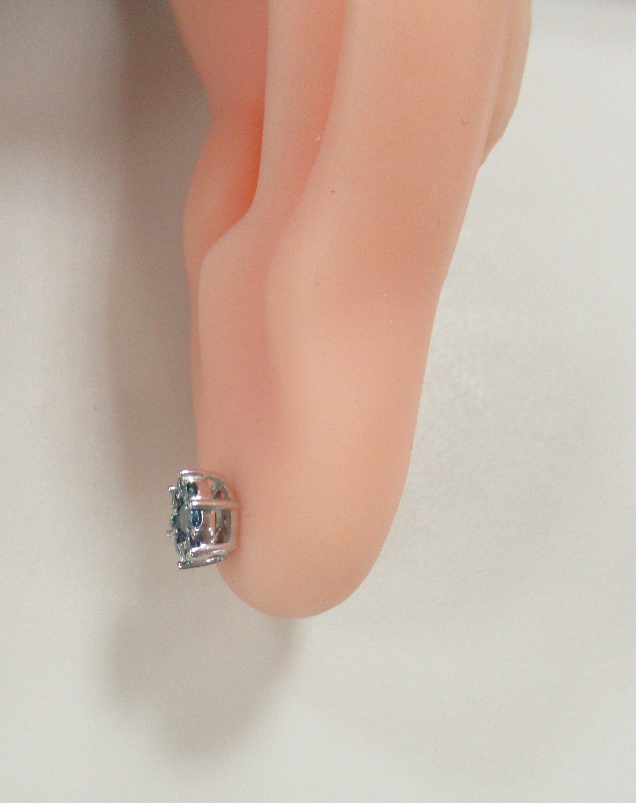 Серьги-пусеты из белого золота с голубыми бриллиантами